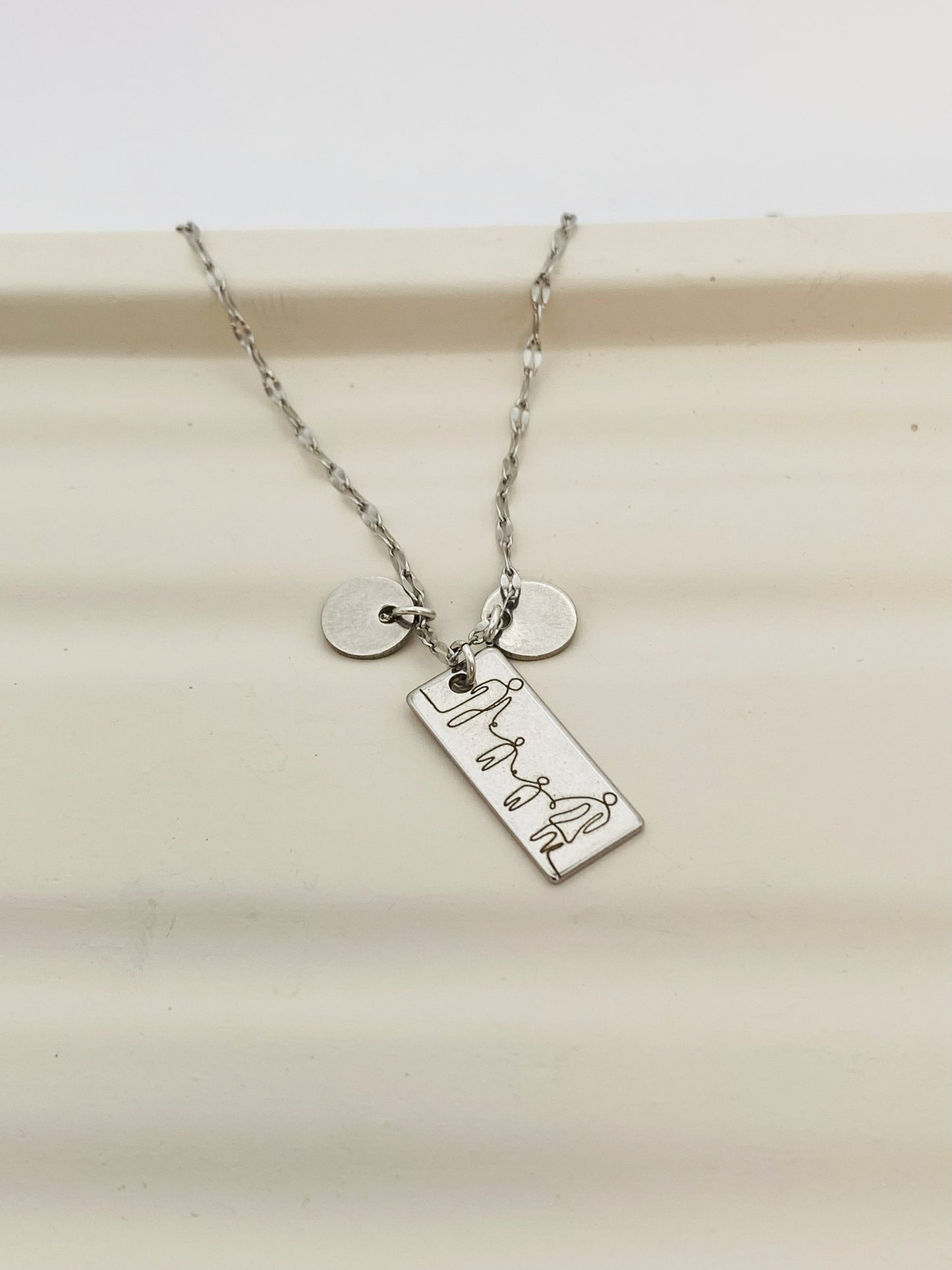 Family Line Art Necklace – A Tribute to Your Loved Ones