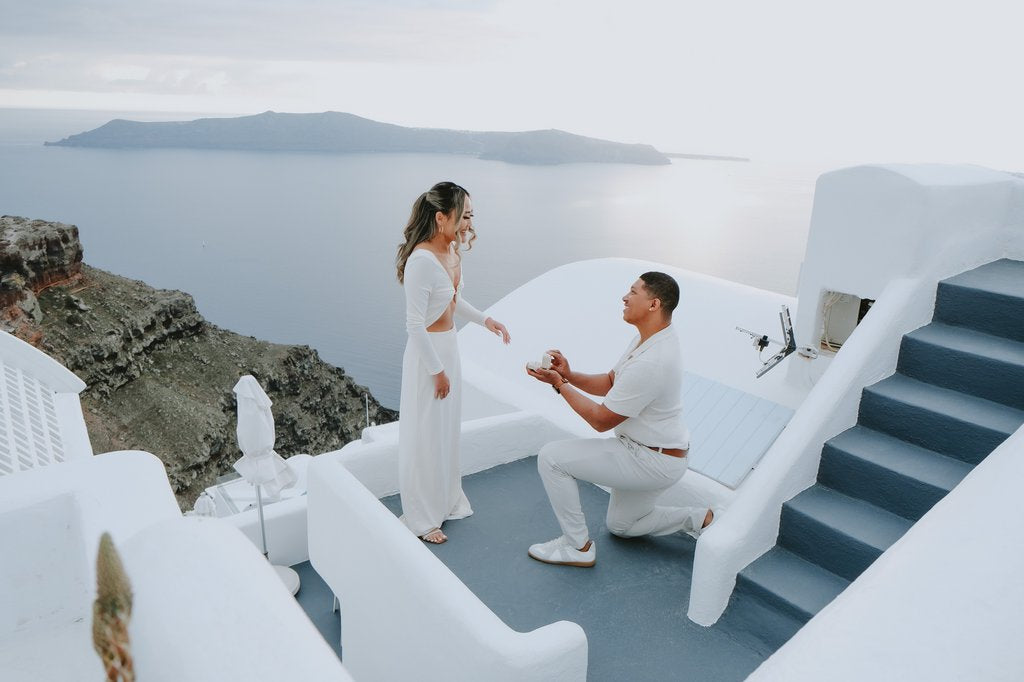 santorini-engagement-trip-couple--imerovigli_1024.jpeg__PID:2256952c-f85c-4a7a-b86e-311bdab93d31